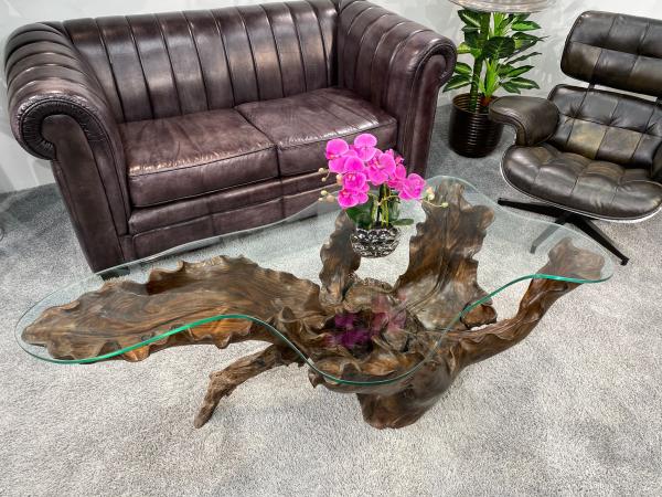 Massiver Couchtisch aus einem Baumstumpf