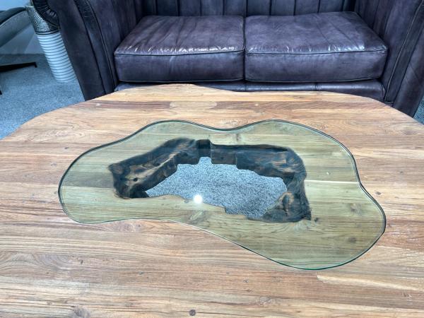 Spektakulärer Couchtisch Fusion mit organischer Form aus Holz mit Metall