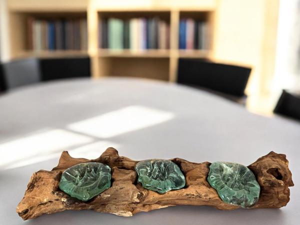 Handgeschnitzte Holzdekoration mit drei Glaselementen