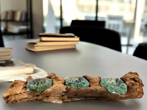 Handgeschnitzter Teelichthalter mit vier Glaselementen