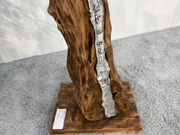 Weinständer (176 cm) aus einem massivem Baumstamm (Altholz Teak) mit Aluminiumbeschlag