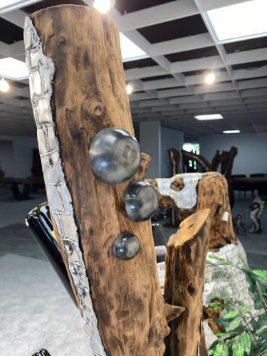 Weinständer (176 cm) aus einem massivem Baumstamm mit Aluminiumbeschlag