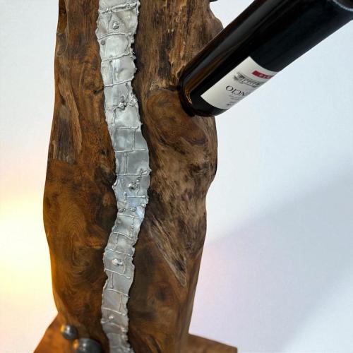 Weinhalter Baumstamm mit Metall Applikationen