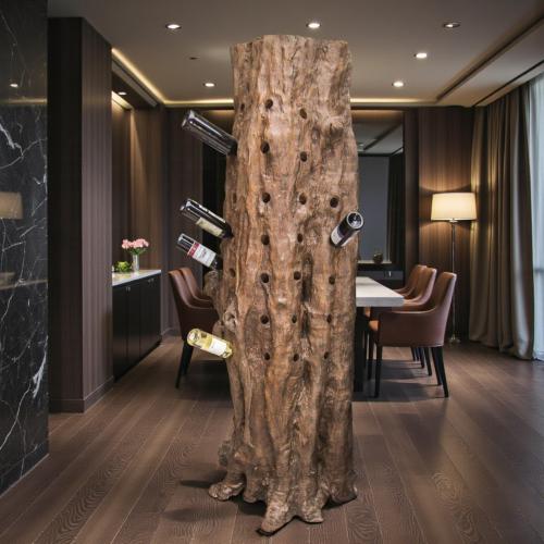 Weinstaender-Flaschenhalter-aus-einem-massiven-Lychee-Baumstamm