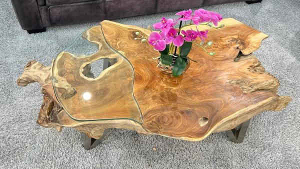 Wohnzimmertisch aus Teakholz mit unregelmäßiger Form, 116x73x41 cm.