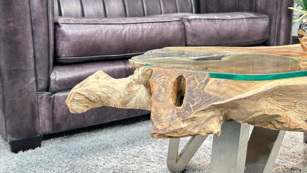 Teakholz-Wohnzimmertisch mit Metallbeinen, Detailansicht.