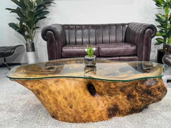 Wohnzimmertisch aus Suar-Holz mit Glas, 155x85x41 cm.