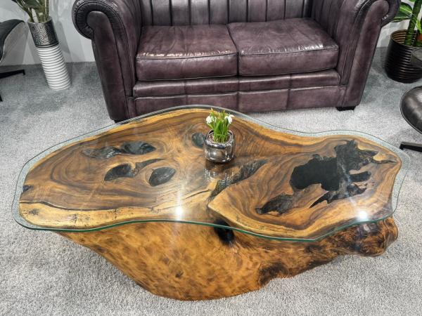 Detailansicht eines Wohnzimmertischs aus Suar-Holz mit Metallbeinen.