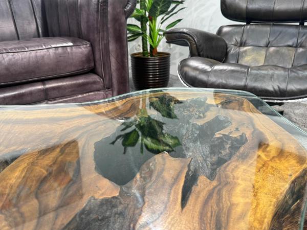 Wohnzimmertisch aus Suar-Holz und Glas, Detailansicht.