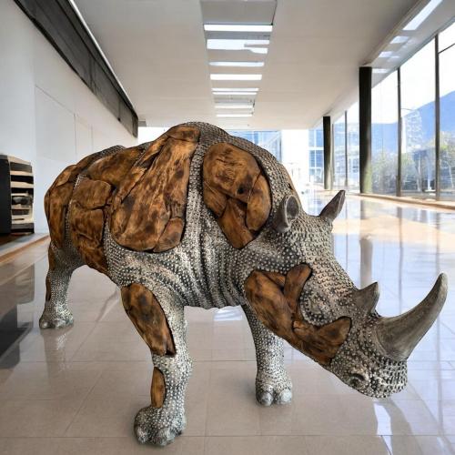 Lebensgroße XXL-Deko Nashorn aus Holz mit Aluminium