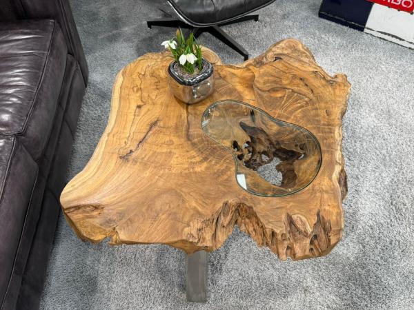 Log table with glass top, 90x75x45 cm, on carpet