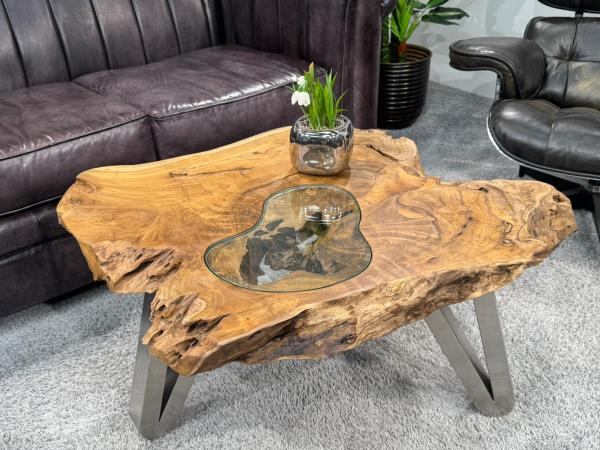 Log table with glass top, 90x75x45 cm, on carpet