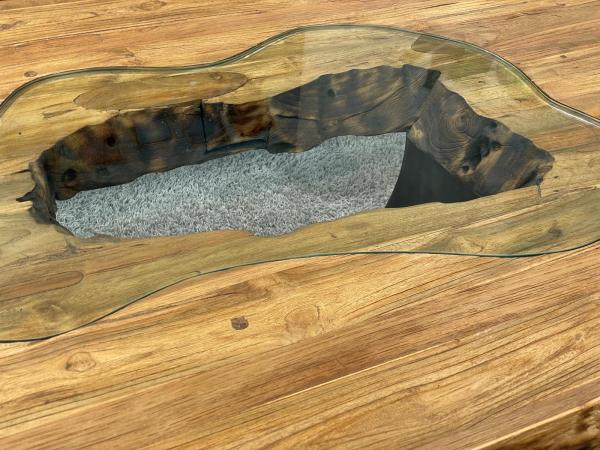 Wohnzimmertisch aus Massivholz recyceltet