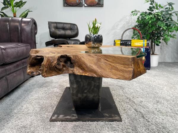 Einmaliger Couchtisch aus Baumscheiben mit Halbmondfuss