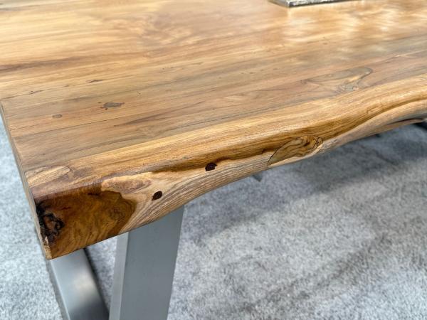 Teakholz-Esstisch mit Edelstahl-Trapezgestell, Detailansicht