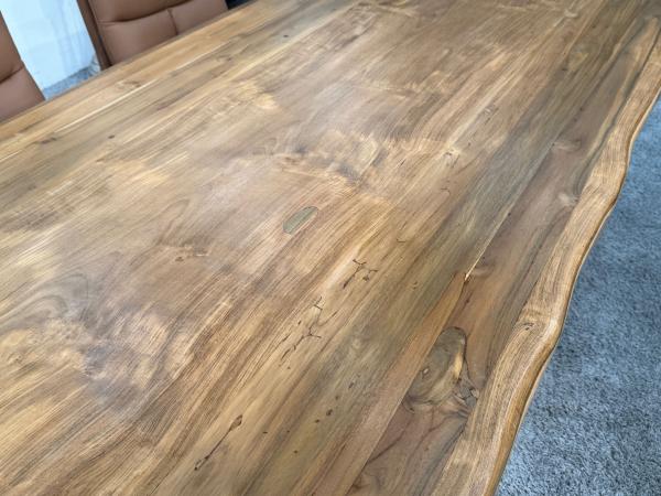 Rechteckiger Teakholz-Esstisch mit Edelstahl-Trapezgestell.