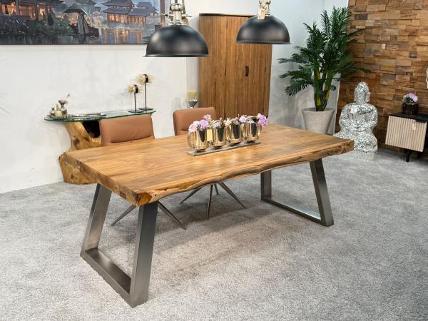Rechteckiger Teakholz-Esstisch mit Edelstahl-Trapezgestell.