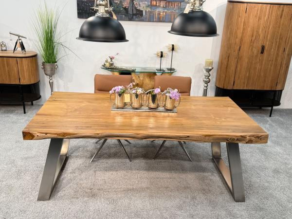 Teakholz-Esstisch mit Edelstahl-Trapezgestell, Nahaufnahme