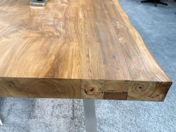 Teakholz-Esstisch mit Edelstahl-Trapezgestell