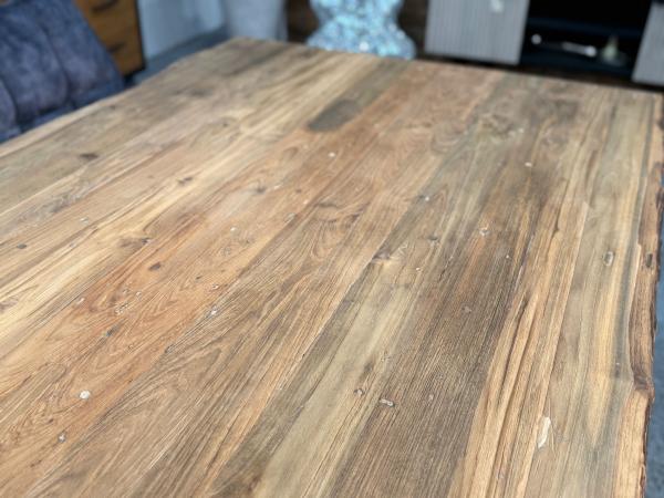 Wohnzimmertisch Deep Island 220x100 aus massivem Altholz und Rohstahl