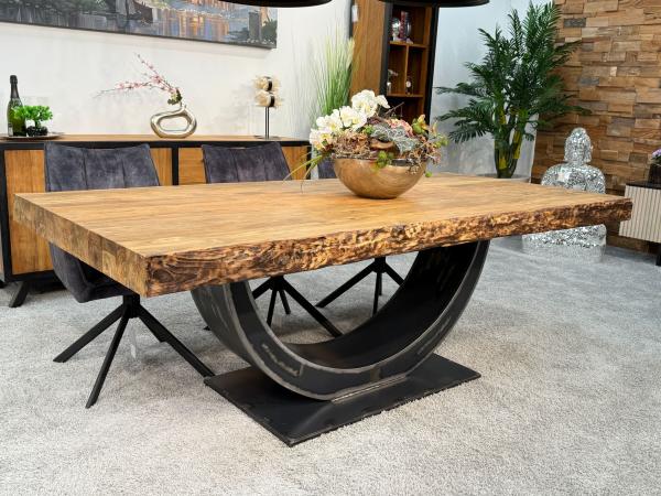 Wohnzimmertisch Deep Island 220x100 aus massivem Altholz und Rohstahl