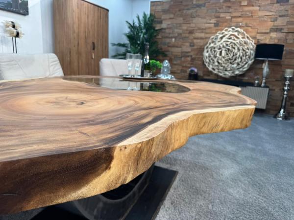 Esstisch aus einer Baumscheibe Expression