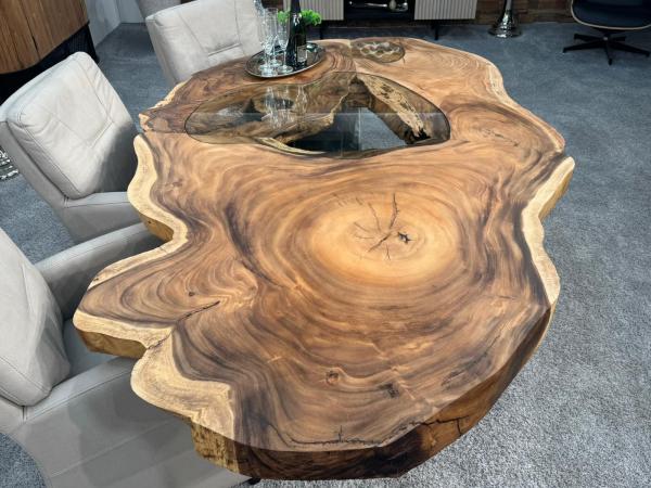 Esstisch aus einer Baumscheibe Expression