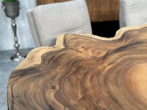 Esstisch aus einer Baumscheibe Expression