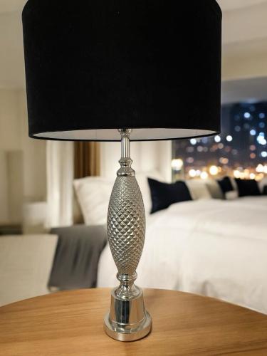 Elegante Tischleuchte Anna aus Metall silber mit Lampenschirm schwarz Samt