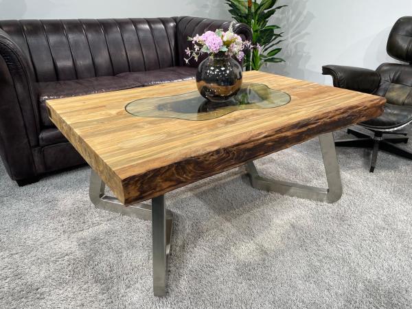 Massiver Couchtisch aus Altholz mit Edelstahlbeinen