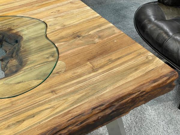 Massiver Couchtisch aus Altholz mit Edelstahlbeinen