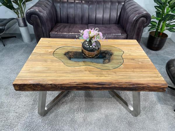 Massiver Couchtisch aus Altholz mit Edelstahlbeinen