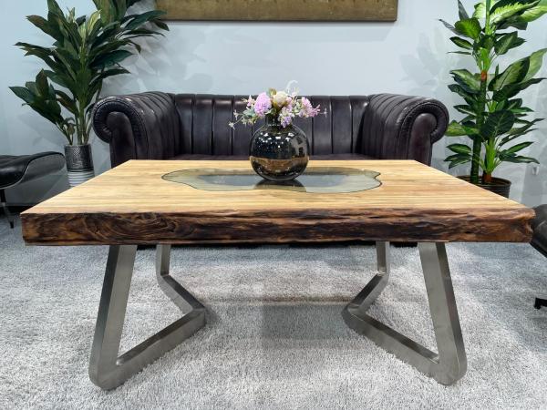 Massiver Couchtisch aus Altholz mit Edelstahlbeinen