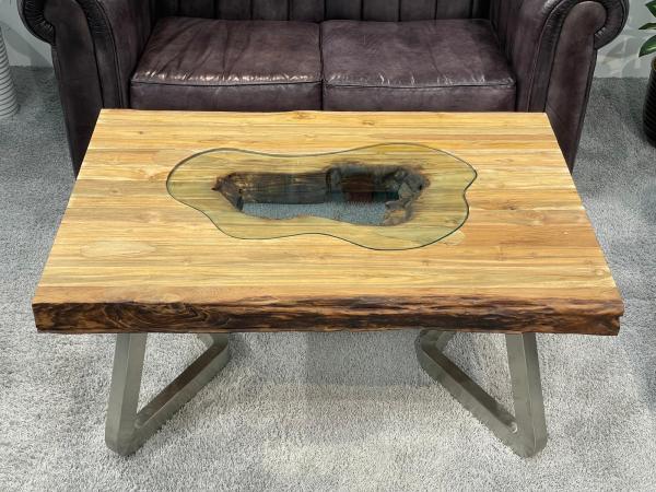 Massiver Couchtisch aus Altholz mit Edelstahlbeinen