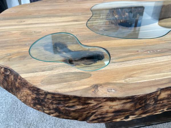 Holztisch mit recycelter Holzplatte und Rohstahlgestell