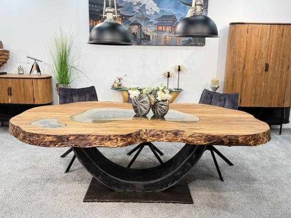 Massiver Holztisch aus recyceltem Holz mit Rohstahlgestell.