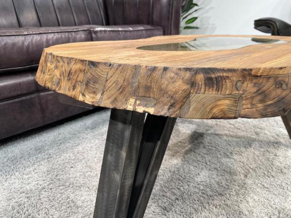 Couchtisch aus Altholz mit Baumkante