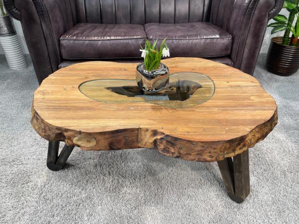Couchtisch aus Altholz mit Baumkante