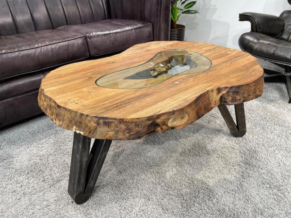 Couchtisch aus Altholz mit Baumkante