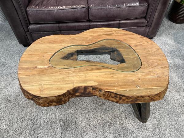 ovaler Couchtisch aus massivem Teakholz
