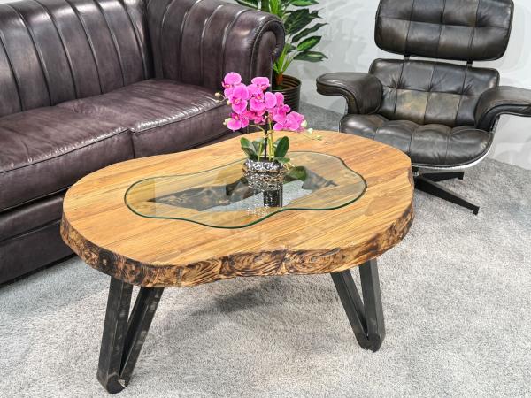 massiver Beistelltisch aus recyceltem Teakholz