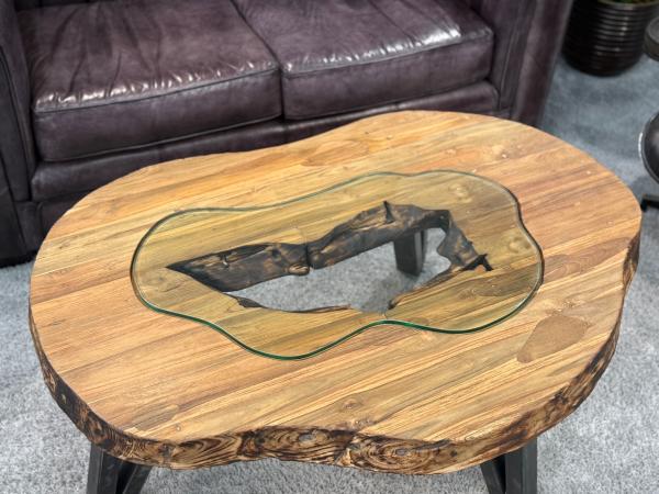 massiver Beistelltisch aus recyceltem Teakholz