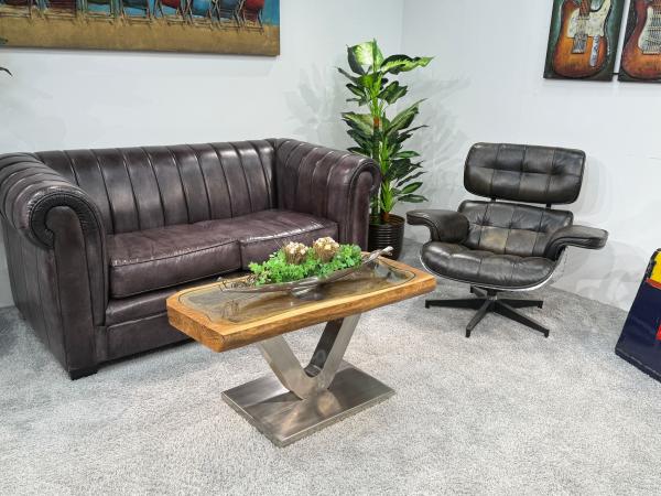 Besonderer Couchtisch aus Altholz mit Glasplatte