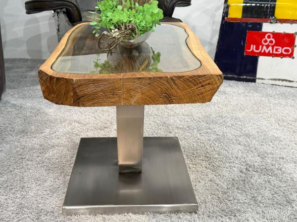 Besonderer Couchtisch aus Altholz mit Glasplatte