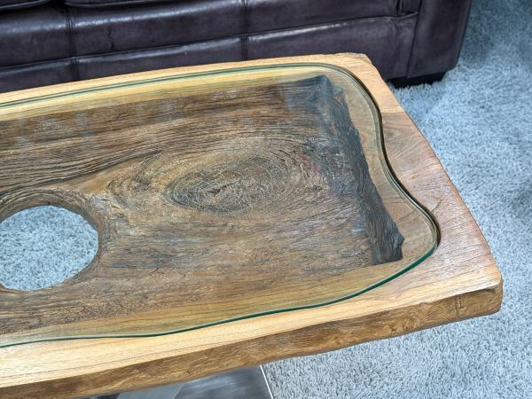 Besonderer Couchtisch aus Altholz mit Glasplatte
