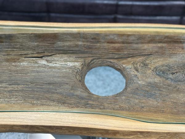 Besonderer Couchtisch aus Altholz mit Glasplatte