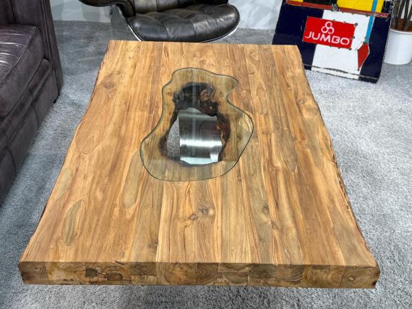 Wohnzimmertisch aus Massivholz recycelt