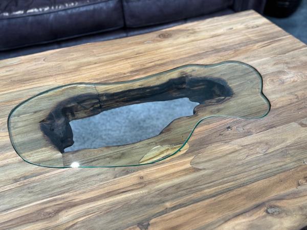Wohnzimmertisch aus Massivholz recycelt