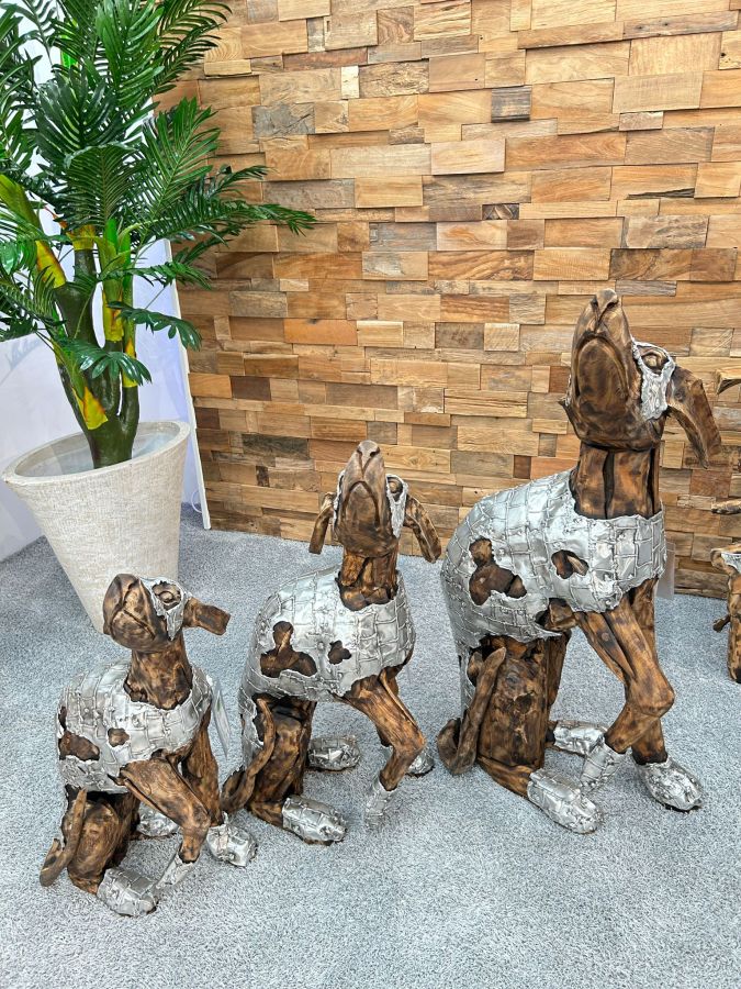 DER TISCHONKEL :: Skulptur Sitzender Hund aus Altholz mit Aluminium