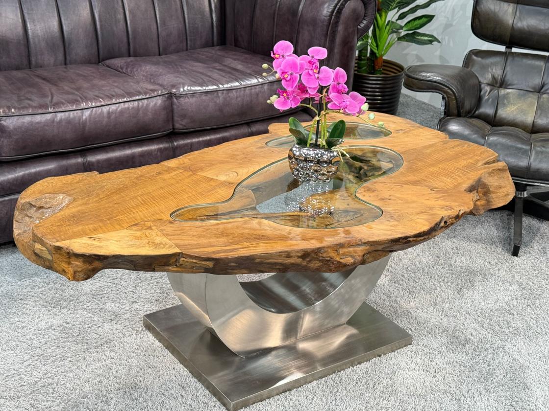 Einmaliger Couchtisch aus Baumscheiben mit Halbmondfuss